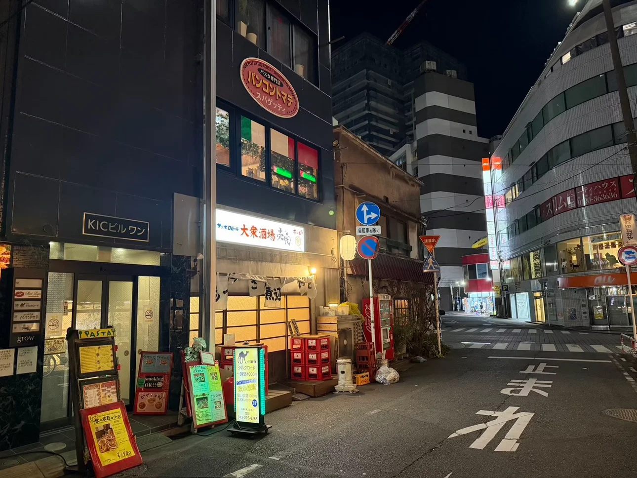 夜の富士見の通りとKICビルワンの入口
