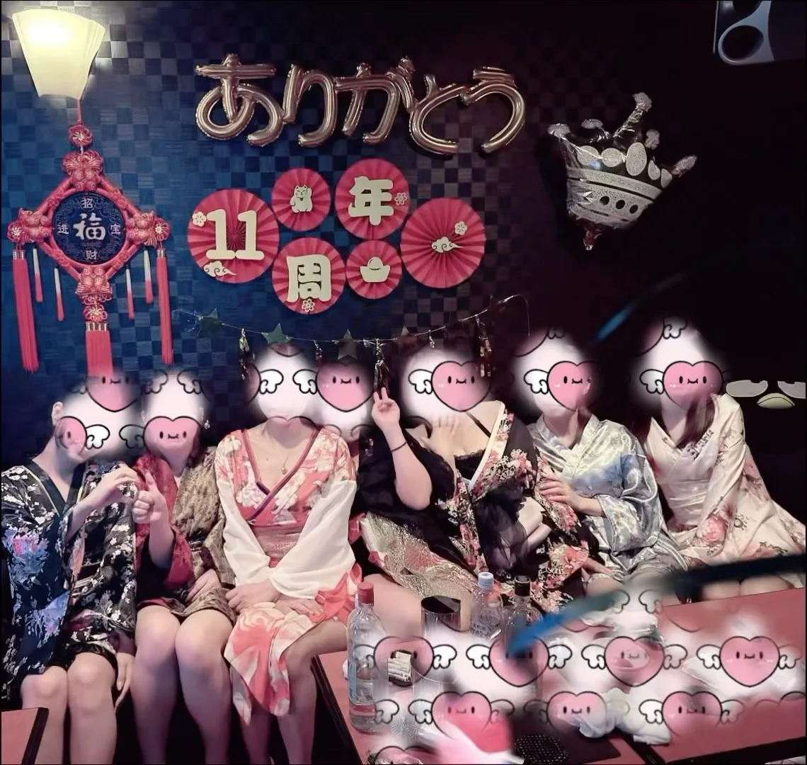 周年の飾りの前に集まったイベント時の集合写真